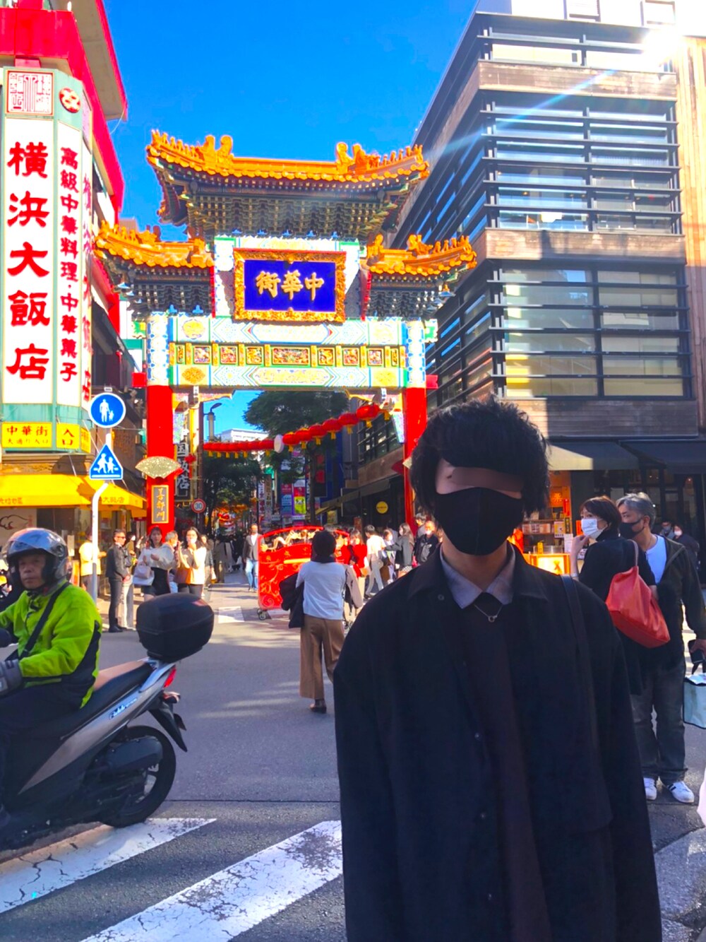 ホワイト系のその他パンツ、ブラック系のブルゾン、ブラック系のショルダーバッグを着用したメンズの冬コーディネートの3枚目の写真
