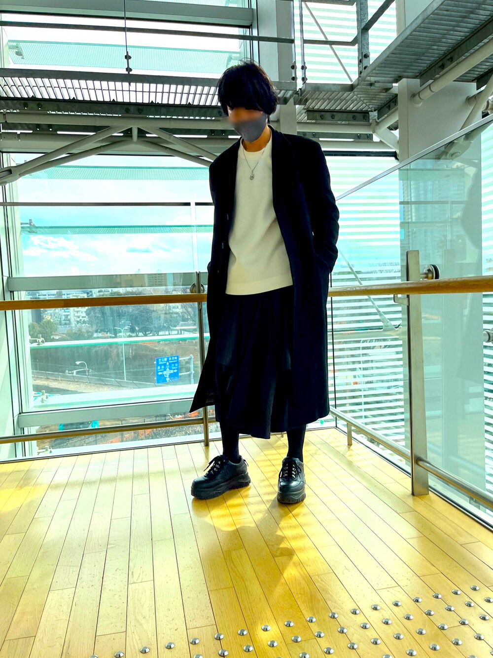 ホワイト系のスウェット、ブラック系のスニーカーを着用したメンズの冬コーディネートの2枚目の写真