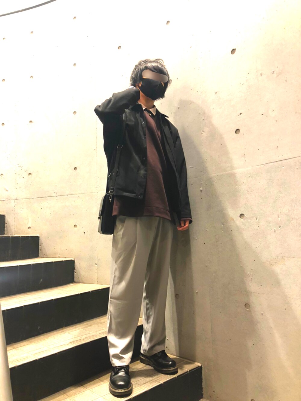 ホワイト系のその他パンツ、ブラック系のブルゾン、ブラック系のショルダーバッグを着用したメンズの冬コーディネートの2枚目の写真