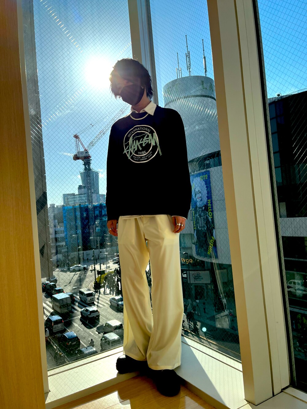 ホワイト系のスラックス、ブラック系のスニーカー、ホワイト系のシャツ/ブラウスを着用したメンズの春コーディネートの2枚目の写真