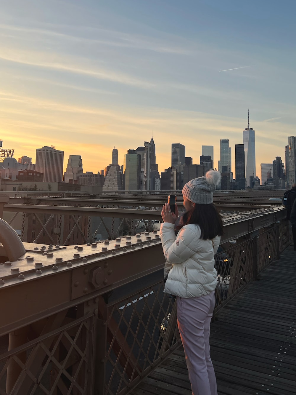 ホワイト系のダウンジャケット/コート、ホワイト系のシャツ/ブラウス、ピンク系のパンツを着用したレディースの夏コーディネートの3枚目の写真