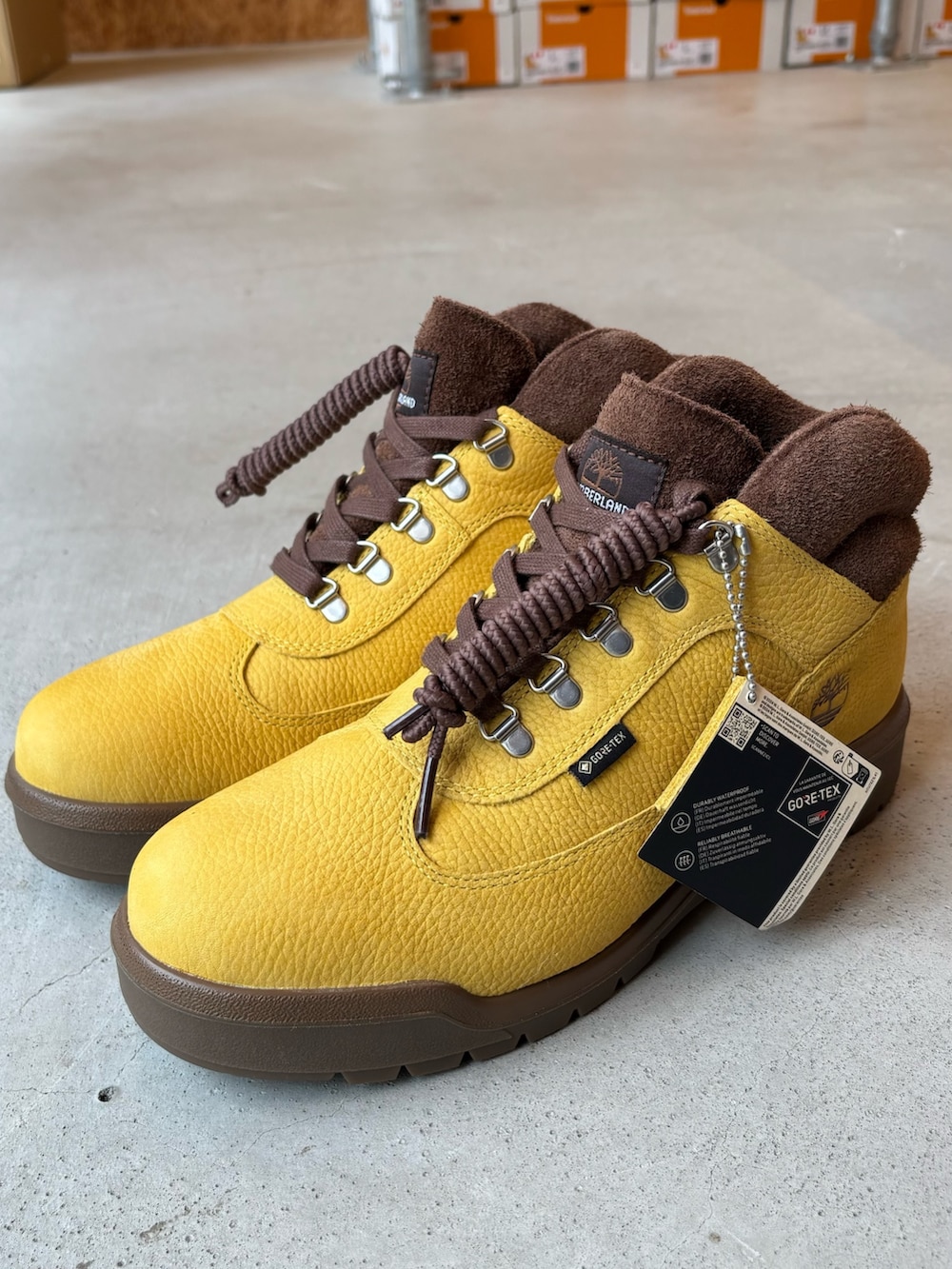 ブルー系のTシャツ/カットソー、ブラウン系のその他パンツ、イエロー系のシューズを着用したメンズの秋コーディネートの2枚目の写真