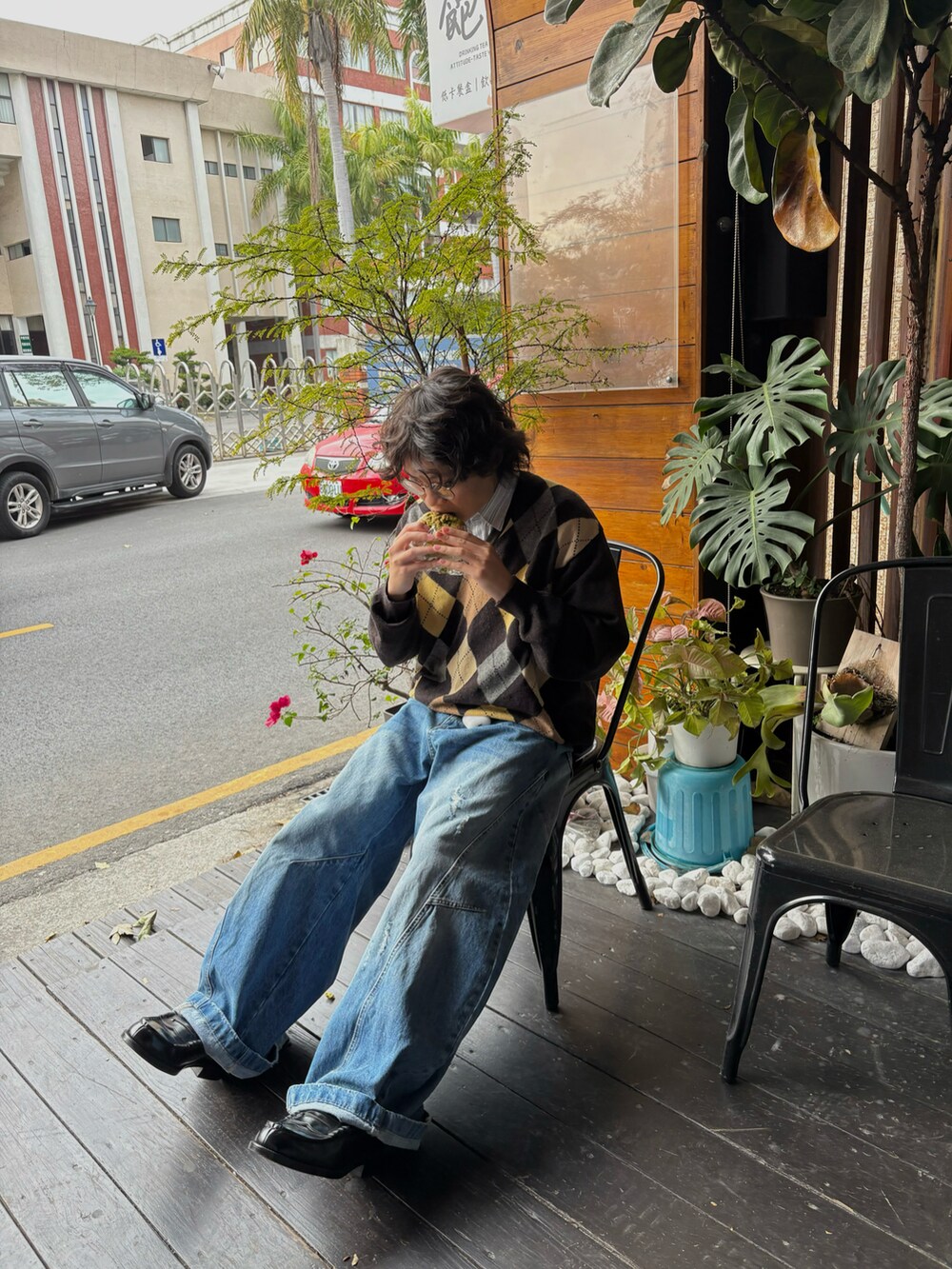 ホワイト系のバッグ、その他のニット/セーターを着用したメンズの冬コーディネートの2枚目の写真