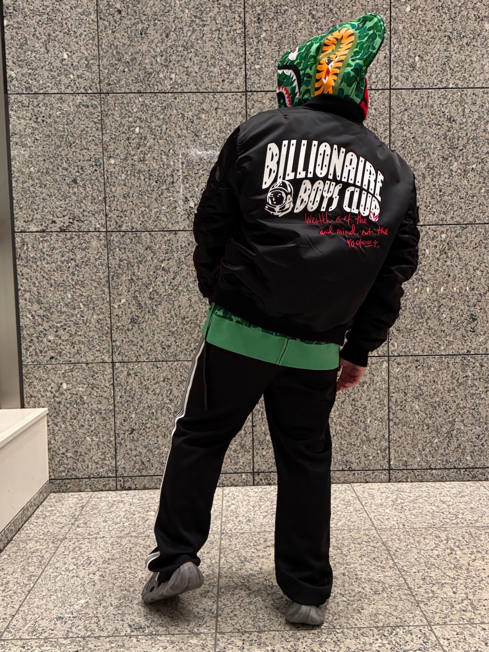 ブラック系のその他パンツ、グレー系のサンダル、グリーン系のパーカーを着用したメンズの冬コーディネートの3枚目の写真