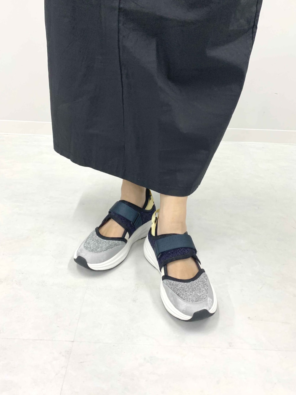 「スポーツミックス、スポサン、スポサンコーデ、スポサンスタイル、スニーカーパンプス、ママコーデ、ママコーディネート、ママコーデ#カジュアル、ロングスカート、カジュアルスカート」｜「Mode et Jacomoのモード エ ジャコモ MODE ET JACOMO 【軽量】厚底ベルテッドスニーカー （スニーカー、シルバー系）」を使った、keyさん（骨格ストレート・レディース・160cm）の夏コーディネートの2枚目の写真