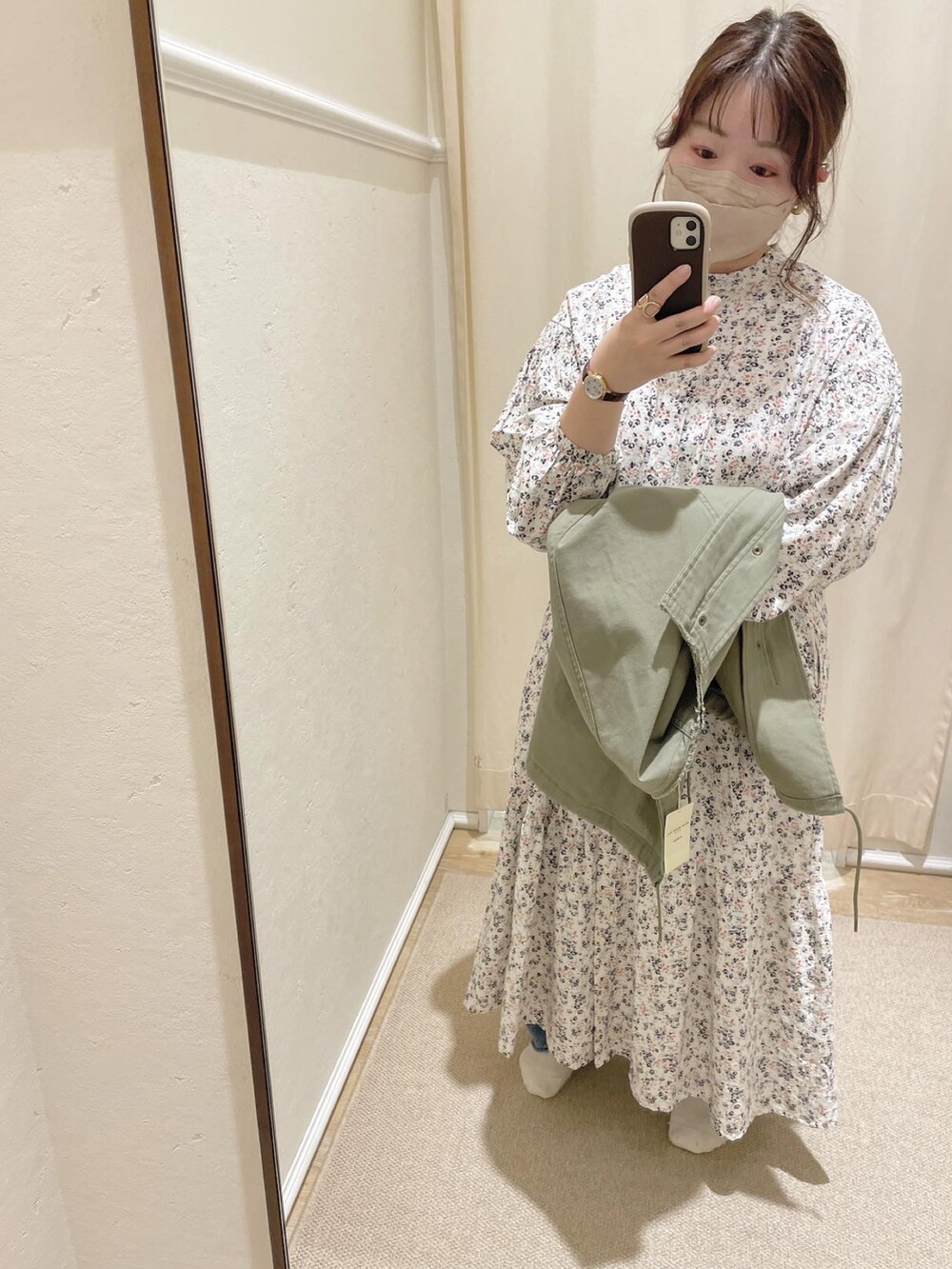「カジュアルコーデ、ゆるコーデ、春カラー、ベスト、ミリタリーベスト、花柄ワンピース、ベストコーデ、cepo.、おちびさん、低身長、モノトーン、ゆめタウン廿日市、いいね、save、フォローお願いします🤑」｜「cepoのＭ６５アーミーベスト（ベスト、グリーン系）」を使った、cepo_ueda140さん（レディース・148cm）の春コーディネートの2枚目の写真