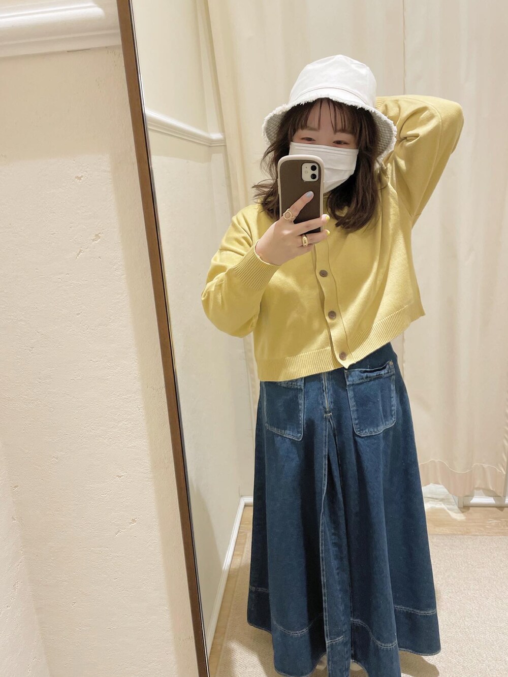 「お洒落さんとつながりたい、大人コーデ、春、プチプラコーデ、シンプルコーデ、カーディガン、いいね、save、フォローお願いします🤑、フレアスカート、デニムスカート、イエロー、バケットハット、cepo.、低身長」｜「cepoのリバーシブルバケットハット（ハット、ホワイト系）」を使った、cepo_ueda140さん（レディース・148cm）の春コーディネートの2枚目の写真