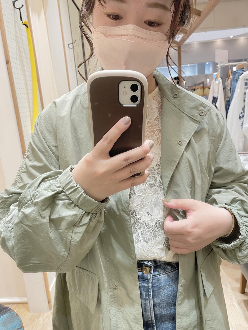 「春服、今日のコーデ、オトナカジュアル、低身長コーデ、スニーカー、デニムパンツ、ユーティリティ、ワッシャー、コート、レースブラウス、デニム、カーキアウター、春服みてみて、cepo.、おちびさん」｜「cepoのレース２ＷＡＹプルオーバー（カーディガン/ボレロ、ホワイト系）」を使った、cepo_ueda140さん（レディース・148cm）の春コーディネートの2枚目の写真