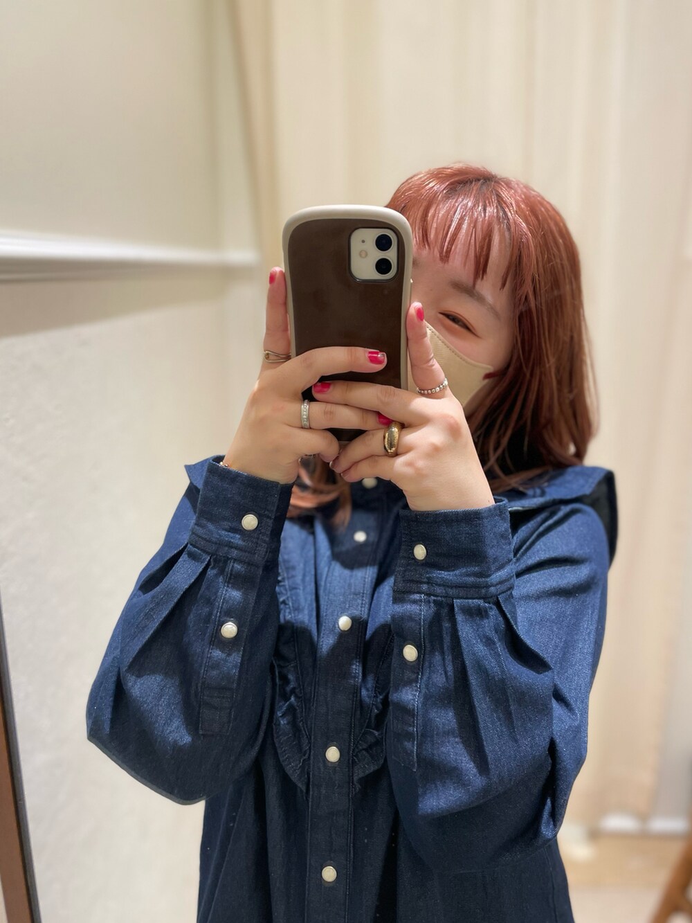 「カジュアルコーデ、オトナカワイイ、おしゃれさんと繋がりたい、春コーデ、低身長女子、デニム、デニムシャツ、デニムブラウス、フリルブラウス、cepo.、春服、春服みてみて、おちびさん」｜「cepoのポコポコワッシャーストレッチスカート（スカート、ホワイト系）」を使った、cepo_ueda140さん（レディース・148cm）の冬コーディネートの2枚目の写真