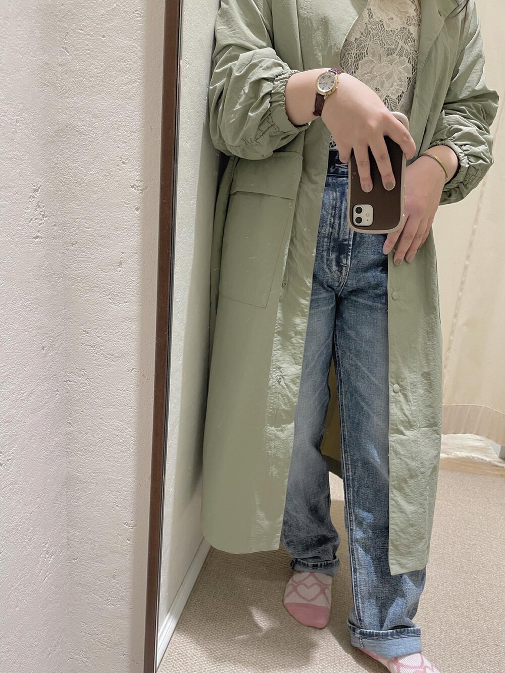 「春服、今日のコーデ、オトナカジュアル、低身長コーデ、スニーカー、デニムパンツ、ユーティリティ、ワッシャー、コート、レースブラウス、デニム、カーキアウター、春服みてみて、cepo.、おちびさん」｜「cepoのレース２ＷＡＹプルオーバー（カーディガン/ボレロ、ホワイト系）」を使った、cepo_ueda140さん（レディース・148cm）の春コーディネートの3枚目の写真