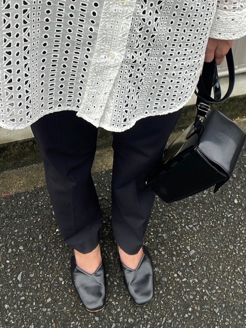 ホワイト系のシャツ/ブラウス、ブラック系のその他パンツ、ブラック系のパンプスを着用したレディースの秋コーディネートの2枚目の写真