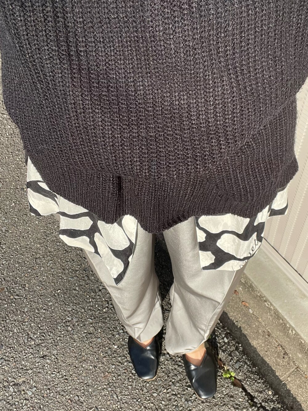 ホワイト系のシャツ/ブラウス、グレー系のスラックスを着用したレディースの秋コーディネートの2枚目の写真