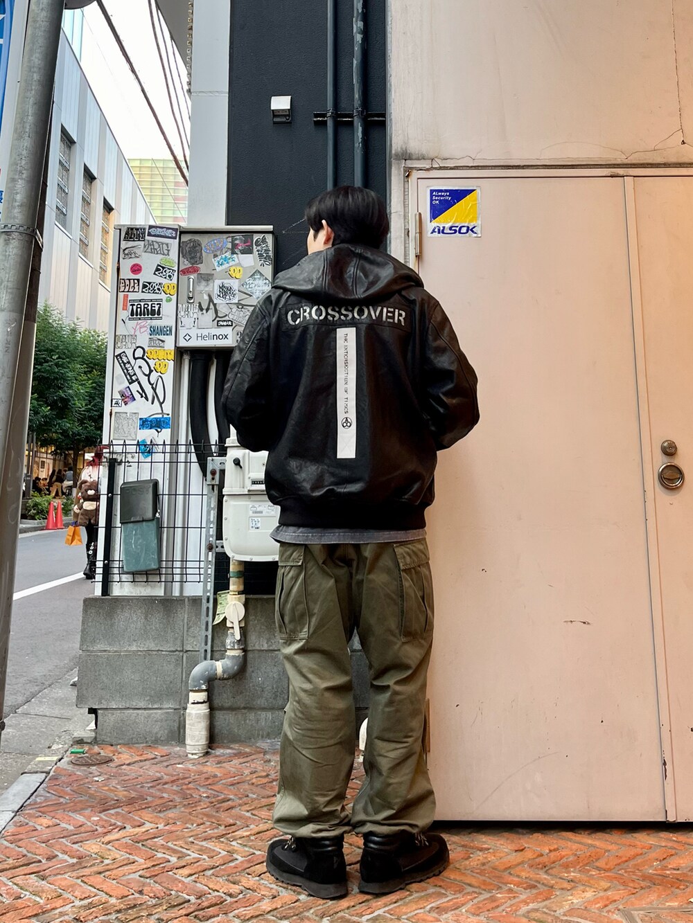 「レザー、パーカー、ミリタリー、大人カジュアル、冬コーデ、ブラックコーデ、ストリート、ブーツ、カーゴパンツ、AVIREX、ブルゾン、オーバーサイズ」｜「AVIREXの《CROSSOVER》LEATHER CWU PARKA / レザー CWU パーカー / AVIREX / アヴィレックス（ミリタリージャケット、ブラック系）」を使った、しゅうとさん（メンズ・172cm）の秋コーディネートの3枚目の写真