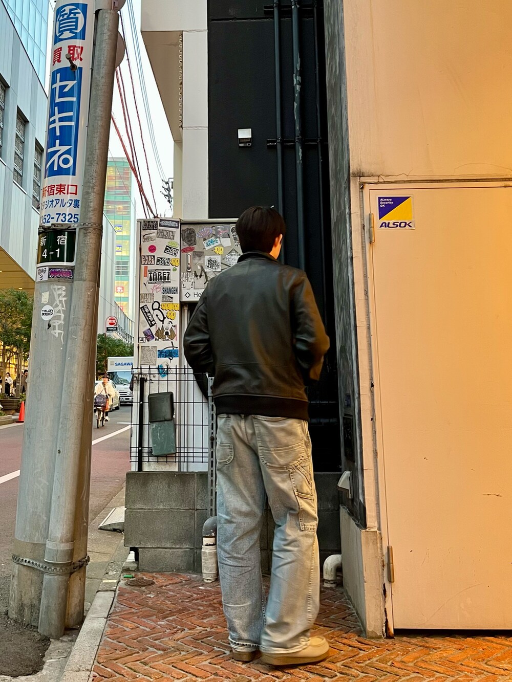 「冬コーデ、レザー、シンプルスタイル、アメカジ、ミリタリー、MA-1、シンプルコーデ、デニム、AVIREX、デニムパンツ、ラクチンコーデ、休日スタイル」｜「AVIREXのSTAND LEATHER MA-1 MOD JACKET / スタンド レザー MA-1 モディファイ ジャケット / AVIREX / アヴィレックス（MA-1、ブラック系）」を使った、しゅうとさん（メンズ・172cm）の冬コーディネートの2枚目の写真