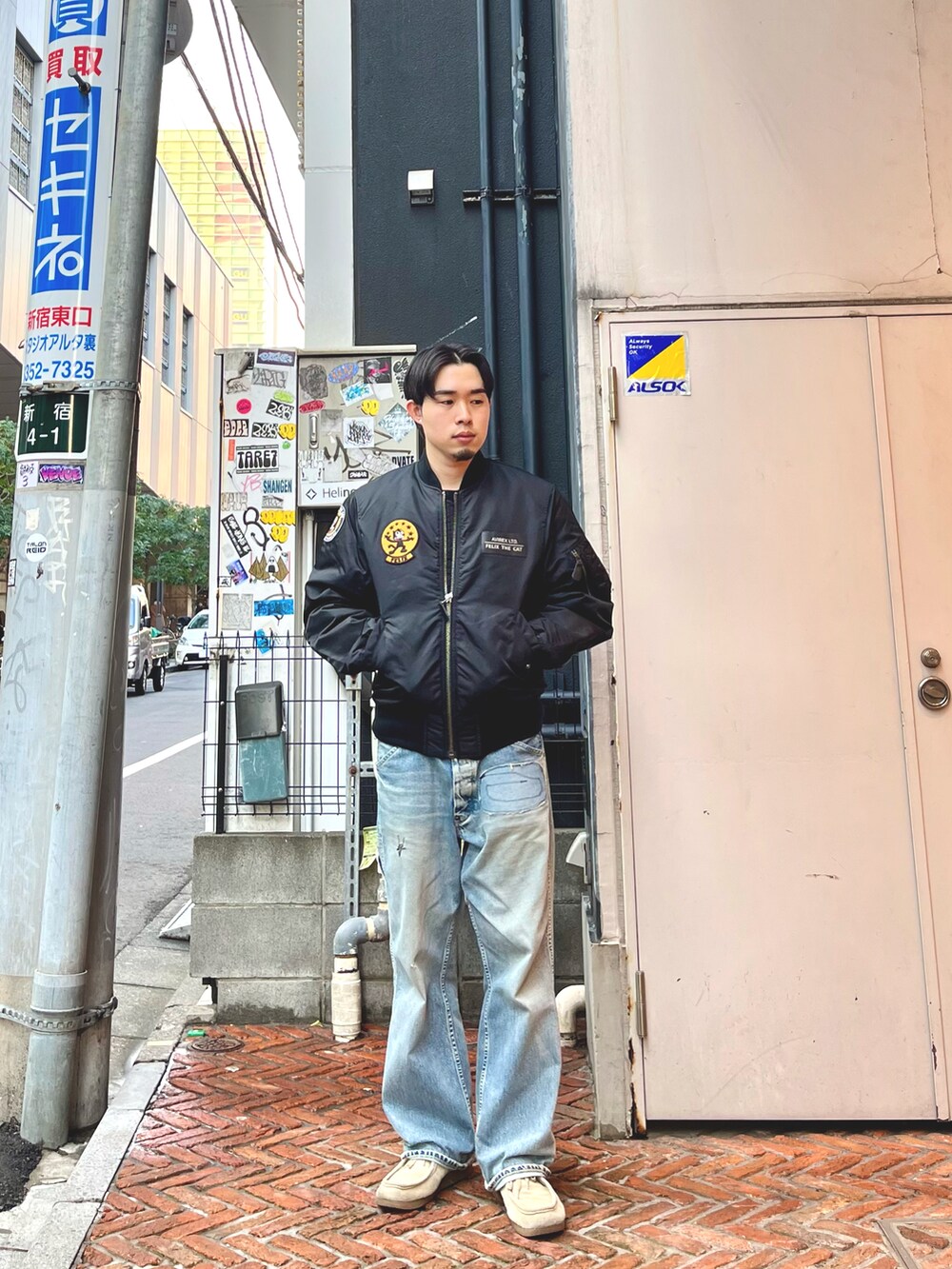 「AVIREX、フィリックス ザ  キャット、フィリックス、コラボ、ミリタリー、アメカジ、ストリート、デニム、デニムパンツ、ラフ、MA-1、今日のコーデ」｜「AVIREXの【直営店限定】JAPAN MADE PAINTER PANTS / 日本製 / ペインターパンツ / AVIREX / アヴィレックス（デニムパンツ、その他）」を使った、しゅうとさん（メンズ・172cm）の冬コーディネートの2枚目の写真