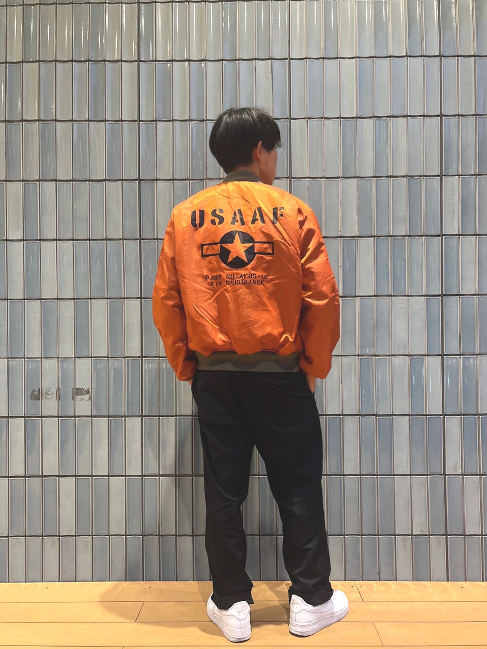 「ブルゾン、スニーカー、ジャケット、ミリタリー、シンプル、MA-1、オレンジ、カーキ、リバーシブル、お洒落さんとつながりたい」｜「AVIREXの《REBUILD COLLECTION》MA-1 ステンシル / MA-1 STENCIL（MA-1、グリーン系）」を使った、しゅうとさん（メンズ・172cm）の秋コーディネートの2枚目の写真