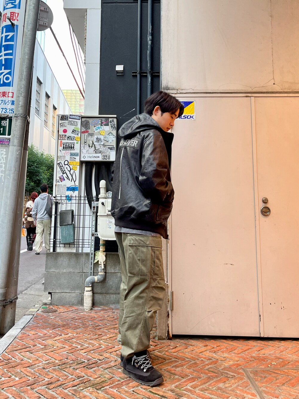 「レザー、パーカー、ミリタリー、大人カジュアル、冬コーデ、ブラックコーデ、ストリート、ブーツ、カーゴパンツ、AVIREX、ブルゾン、オーバーサイズ」｜「AVIREXの《CROSSOVER》LEATHER CWU PARKA / レザー CWU パーカー / AVIREX / アヴィレックス（ミリタリージャケット、ブラック系）」を使った、しゅうとさん（メンズ・172cm）の秋コーディネートの2枚目の写真