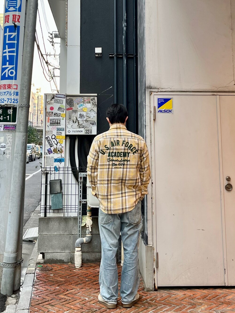 「春コーデ、春、AVIREX、アメカジ、ストリート、ミリタリー、シャツ、シャツスタイル、ラフ、デニム、デニムパンツ、チェックシャツ」｜「AVIREXの【直営店限定】JAPAN MADE PAINTER PANTS / 日本製 / ペインターパンツ / AVIREX / アヴィレックス（デニムパンツ、その他）」を使った、しゅうとさん（メンズ・172cm）の冬コーディネートの2枚目の写真