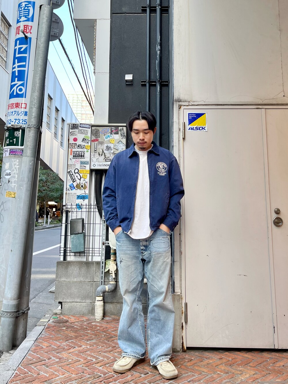 「今日のコーデ、春色、ネイビー、アメカジ、アメカジコーデ、ミリタリー、ストリート、デニム、デニムパンツ、AVIREX、ラフ、ラクチンコーデ」｜「AVIREXのFADE USAF ACADEMY JACKET / フェイド USAF アカデミー ジャケット / AVIREX / アヴィレックス（ブルゾン、ブルー系）」を使った、しゅうとさん（メンズ・172cm）の冬コーディネートの2枚目の写真