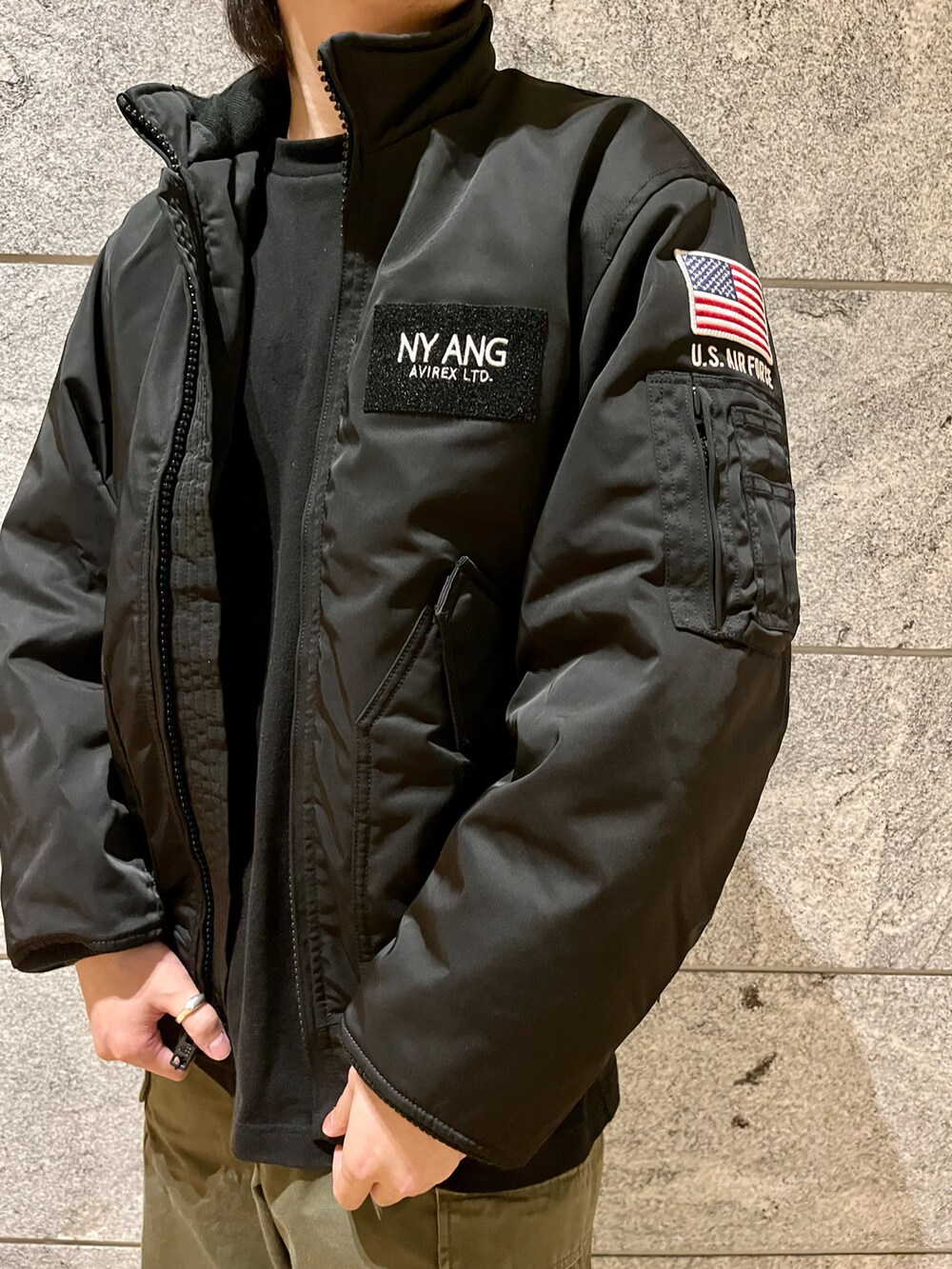 「シンプル、冬のコーデ、アウター、アメカジ、カーゴパンツ、ミリタリー、ブーツ、ラクチンコーデ、ラフ、AVIREX」｜「AVIREXのNEWYORK A.N.G JACKET 106RW（MA-1、ブラック系）」を使った、しゅうとさん（メンズ・172cm）の冬コーディネートの2枚目の写真