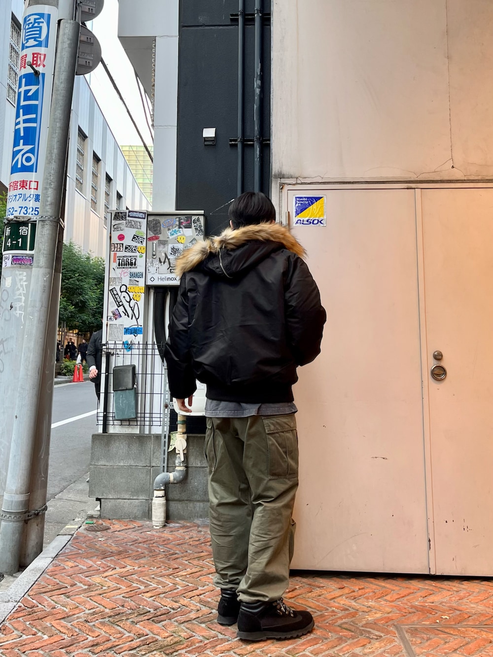 「秋冬コーデ、シンプルコーデ、きれいめカジュアル、オーバーサイズ、ブラック、ミリタリー、アウター、AVIREX、MA-1、N2B」｜「AVIREXのN-2B コマーシャル/ N-2B COMMERCIAL（ミリタリージャケット、ブラック系）」を使った、しゅうとさん（メンズ・172cm）の秋コーディネートの2枚目の写真