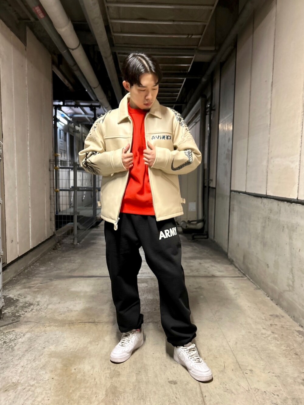 「ビッグシルエット、メンズコーデ、今日のコーデ、秋、オーバーサイズ、ジャケット、レザー、スウェット、おしゃれさんと繋がりたい、スニーカー」｜「AVIREXの《REBUILD COLLECTION》 DRAGON&SNAKE TRACKER JACKET / AVIREX / アヴィレックス（ライダースジャケット、ホワイト系）」を使った、しゅうとさん（メンズ・172cm）の秋コーディネートの2枚目の写真