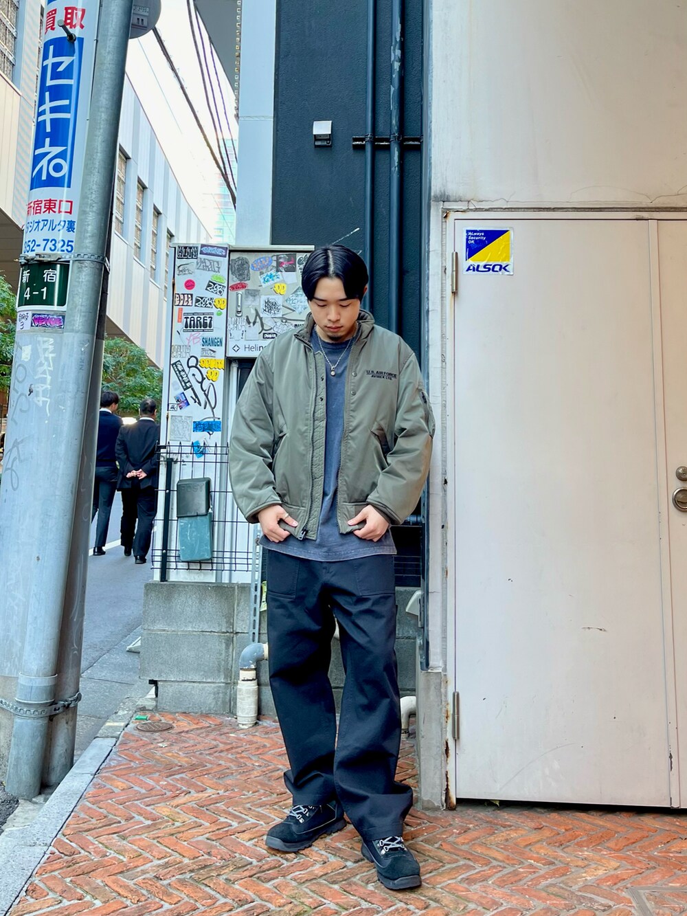 「オリーブ、AVIREX、ミリタリー、アウター、大人コーデ、ラフ、ラクチンコーデ、ストリート、オーバーサイズ、ブラック、ブーツ、冬アウター」｜「AVIREXのSTENCIL JACKET "HAT IN THE RING" / ステンシル ジャケット "ハット イン ザ リング"/ AVIREX / アヴィレックス（MA-1、グリーン系）」を使った、しゅうとさん（メンズ・172cm）の秋コーディネートの2枚目の写真