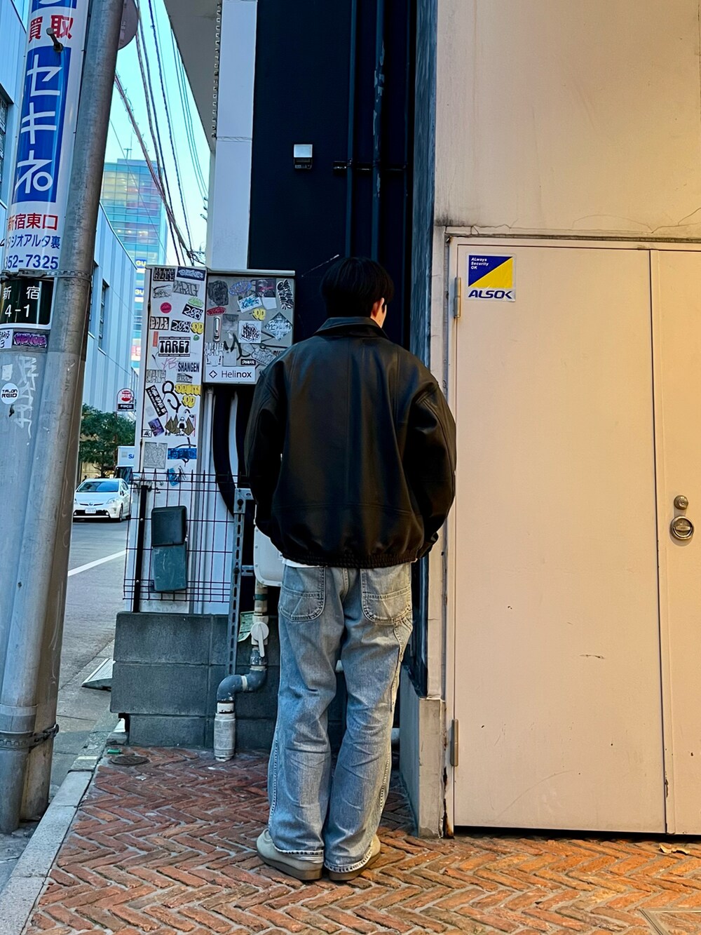「冬コーデ、休日スタイル、シンプルスタイル、ラフ、ラクチンコーデ、アメカジ、アウター、レザー、ミリタリー、AVIREX、デニム、デニムパンツ」｜「AVIREXのLEATHER CWU BLOUSON / レザー CWU ブルゾン / AVIREX / アヴィレックス（MA-1、ブラック系）」を使った、しゅうとさん（メンズ・172cm）の冬コーディネートの3枚目の写真