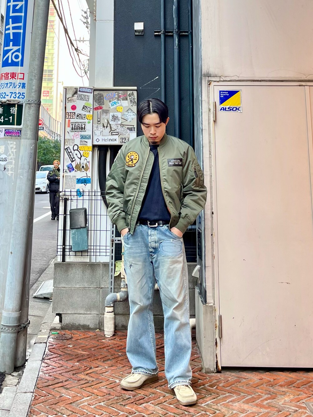 「AVIREX、フィリックス ザ  キャット、コラボ、MA-1、ミリタリー、ストリート、アメカジ、デニム、デニムパンツ、ラフ、今日のコーデ、ミリタリージャケット」｜「AVIREXの【直営店限定】JAPAN MADE PAINTER PANTS / 日本製 / ペインターパンツ / AVIREX / アヴィレックス（デニムパンツ、その他）」を使った、しゅうとさん（メンズ・172cm）の冬コーディネートの2枚目の写真