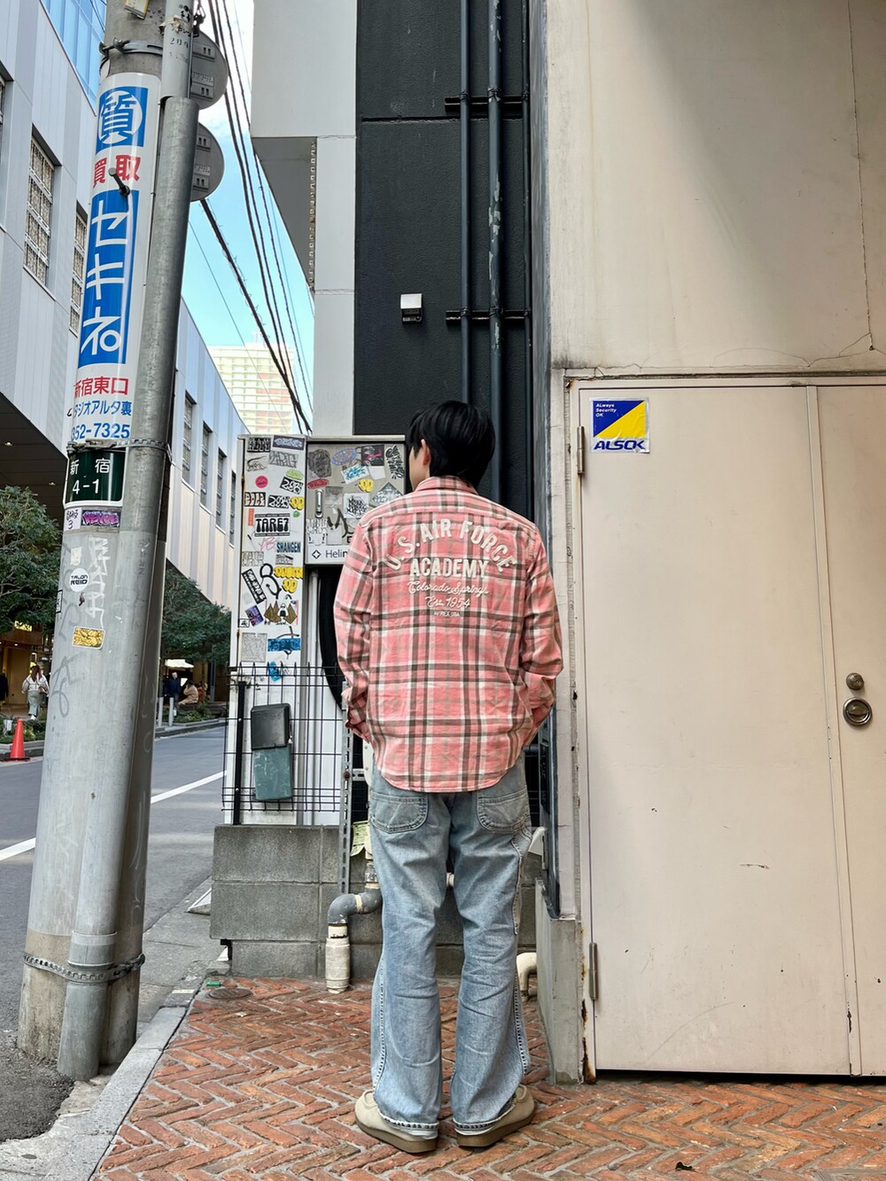 「今日のコーデ、春色、アメカジ、ラフ、ラクチンコーデ、メンズファッション、春コーデ、デニム、デニムパンツ、AVIREX、ストリート、春」｜「AVIREXのFADE CHECK SHIRT "USAFA" / フェイド チェックシャツ / AVIREX / アヴィレックス（シャツ/ブラウス、ピンク系）」を使った、しゅうとさん（メンズ・172cm）の冬コーディネートの2枚目の写真
