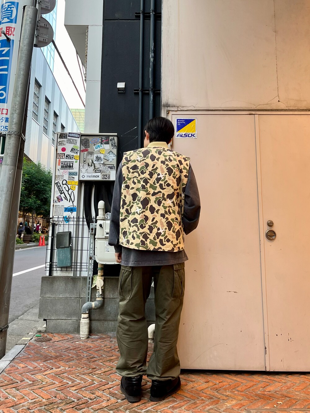 「秋冬コーデ、AVIREX、ミリタリー、ストリート、ベスト、キルティング、リバーシブル、ブーツ、迷彩、オーバーサイズ、ラフ、ラクチンコーデ」｜「AVIREXのREVERSIBLE DUCK CAMO VEST / リバーシブル ダックカモ ベスト / AVIREX / アヴィレックス（ベスト、ブラック系）」を使った、しゅうとさん（メンズ・172cm）の秋コーディネートの3枚目の写真