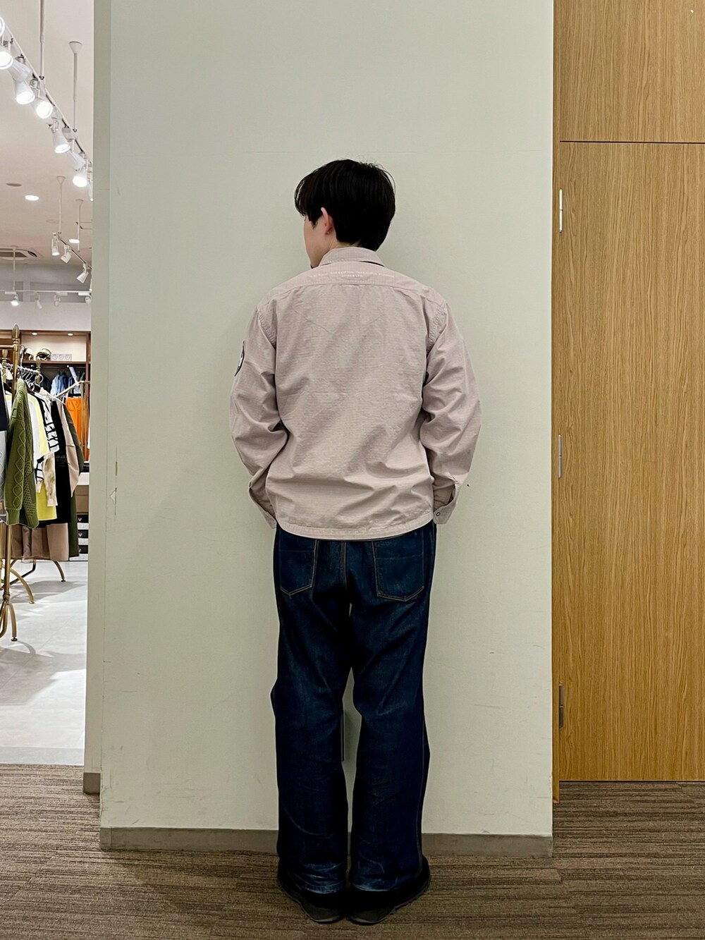 「メンズファッション、カジュアルコーデ、大人コーデ、アメカジ、ミリタリー、デニム、春コーデ、AVIREX、ラクチンコーデ、春服」｜「AVIREXの《直営店限定》PIGMENT ZIP UP JACKET / ピグメント ジップアップ ジャケット / AVIREX / アヴィレックス（その他アウター、その他）」を使った、しゅうとさん（メンズ・172cm）の冬コーディネートの2枚目の写真