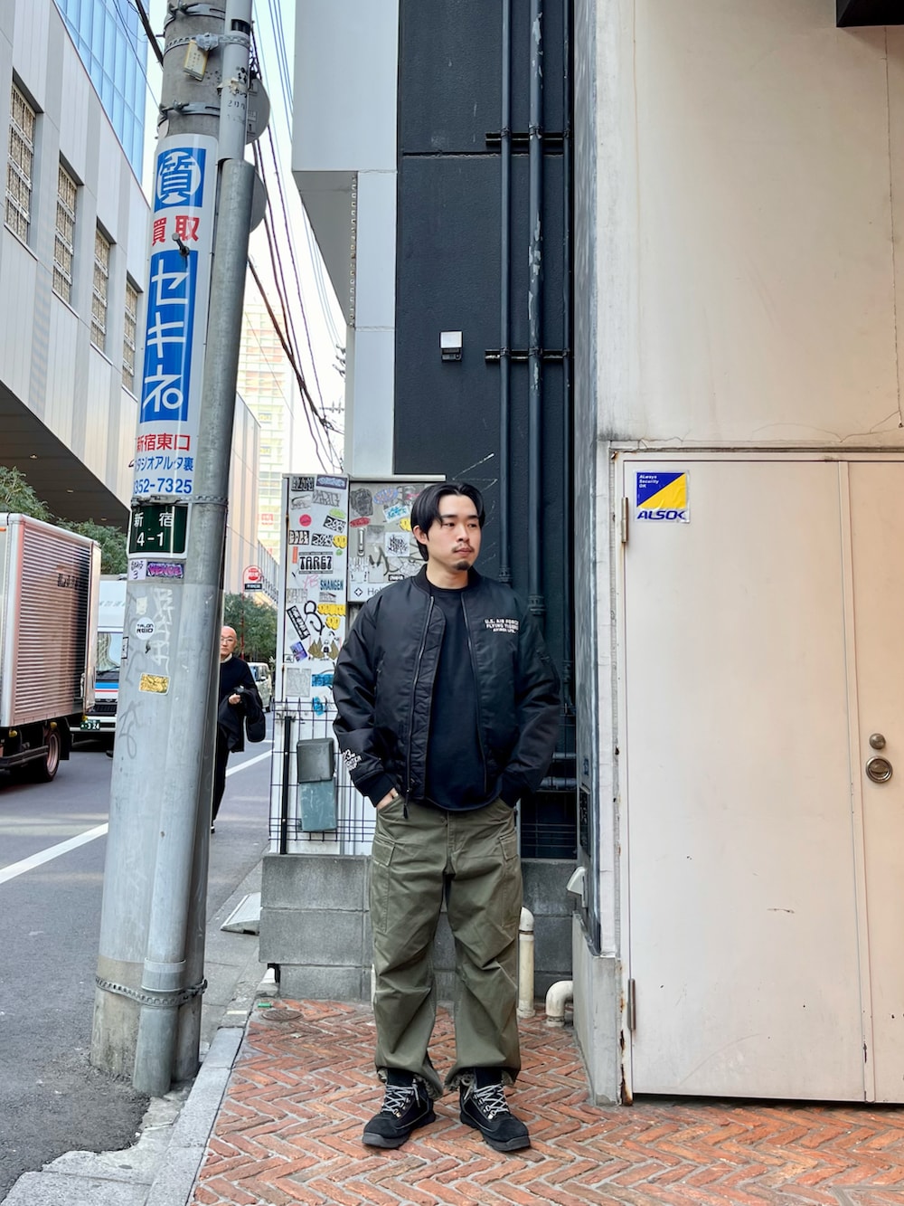 「今日のコーデ、春色、大人ファッション、AVIREX、ストリートコーデ、ミリタリー、アメカジ、ラクチンコーデ、ラフ、カーゴパンツ、カーキ、アウター」｜「AVIREXのMA-1 "VANGUARDS" / MA-1 "ヴァンガーズ" / AVIREX / アヴィレックス（ミリタリージャケット、ブラック系）」を使った、しゅうとさん（メンズ・172cm）の冬コーディネートの2枚目の写真