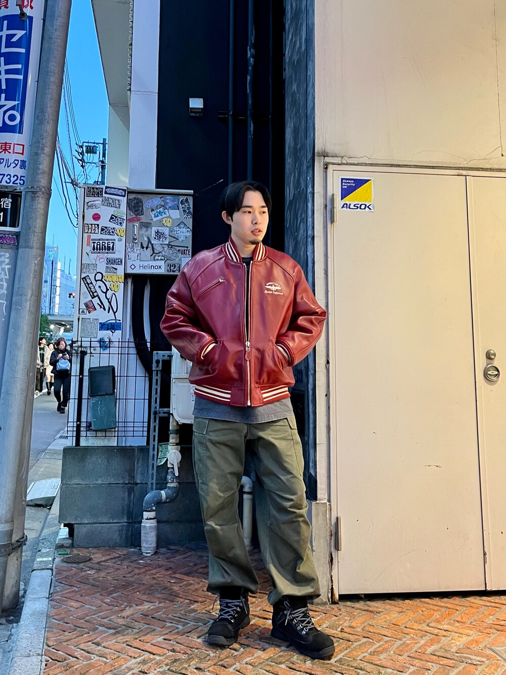 「冬アウター、アウター、ブーツ、レザー、レザージャケット、スタジャン、アメカジ、ミリタリー、ストリート、AVIREX、ラフ、オーバーサイズ、カーゴパンツ」｜「AVIREXのヴァーシティ ジャケット/ VARSITY JACKET（その他アウター、レッド系）」を使った、しゅうとさん（メンズ・172cm）の秋コーディネートの2枚目の写真
