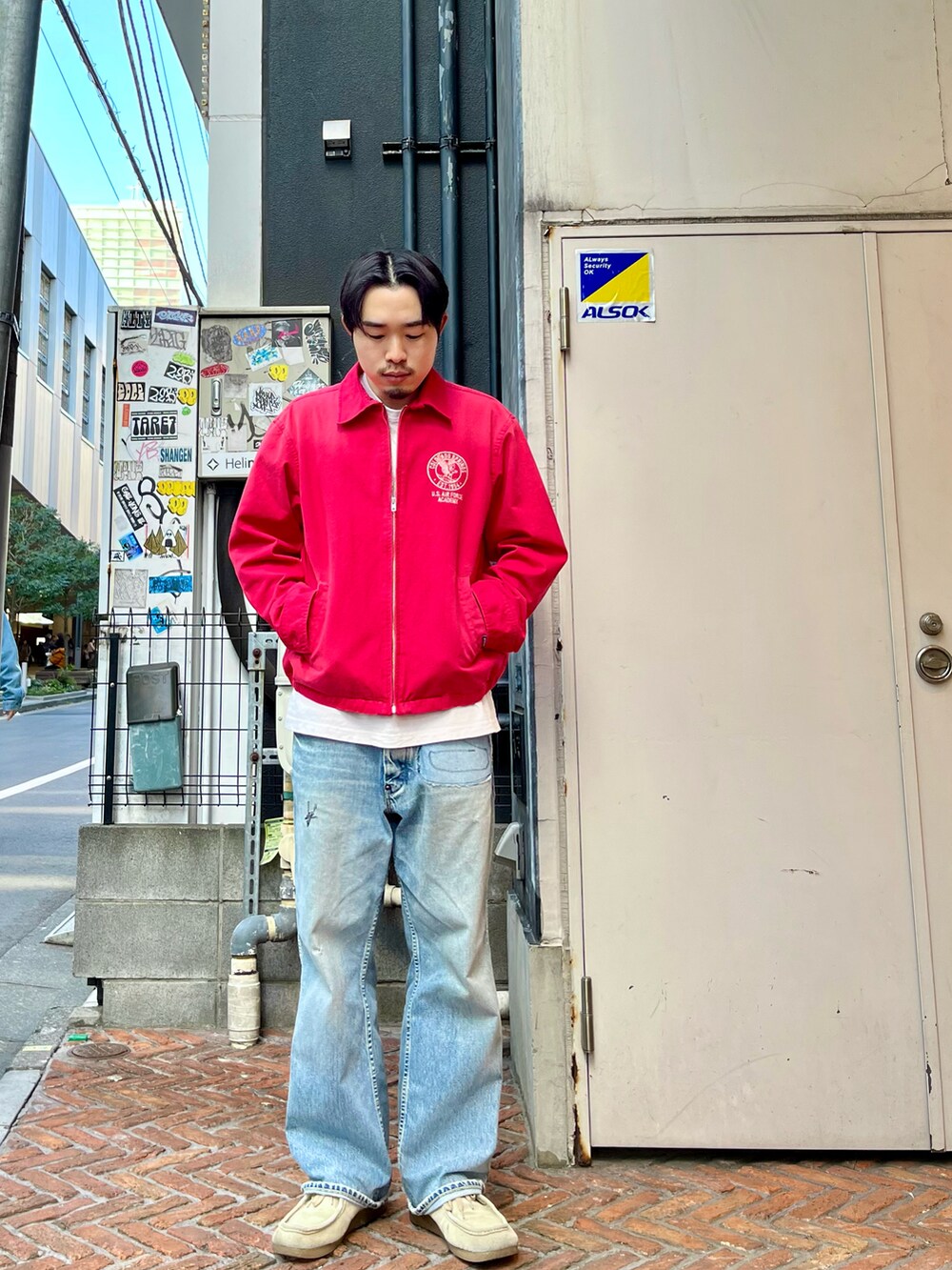 「今日のコーデ、アメカジ、アメカジコーデ、ラフ、ラクチンコーデ、ストリート、ミリタリー、デニム、デニムパンツ、春色、AVIREX、オトナカジュアル」｜「AVIREXのFADE USAF ACADEMY JACKET / フェイド USAF アカデミー ジャケット / AVIREX / アヴィレックス（ブルゾン、ピンク系）」を使った、しゅうとさん（メンズ・172cm）の冬コーディネートの2枚目の写真