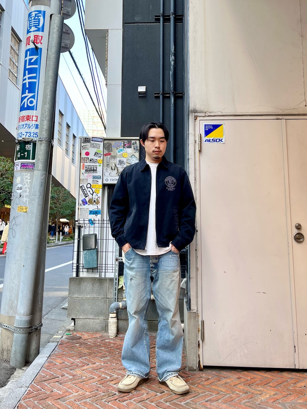 「今日のコーデ、春色、ラフ、ラクチンコーデ、アメカジ、ミリタリー、デニム、デニムパンツ、きれいめカジュアル、春コーデ、オトナカジュアル、ラフコーデ」｜「AVIREXのFADE USAF ACADEMY JACKET / フェイド USAF アカデミー ジャケット / AVIREX / アヴィレックス（ブルゾン、ブラック系）」を使った、しゅうとさん（メンズ・172cm）の冬コーディネートの2枚目の写真
