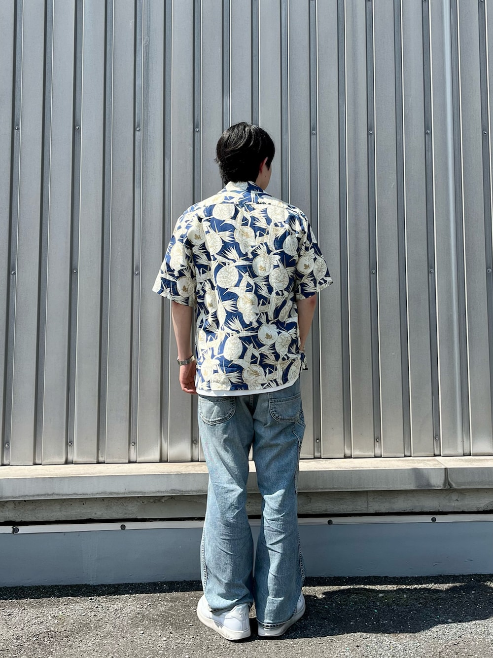 「柄シャツ、アロハシャツ、半袖、夏コーデ、シャツスタイル、デニム、ラフ、AVIREX、アメカジ、ラクチンコーデ」｜「AVIREXのSLEEVESHIRT ALOHA SHIRT ORANGE＆GIRL / 半袖アロハシャツ オレンジ アンド ガール / AVIREX / アヴィレックス（シャツ/ブラウス、ブルー系）」を使った、しゅうとさん（メンズ・172cm）の春コーディネートの2枚目の写真