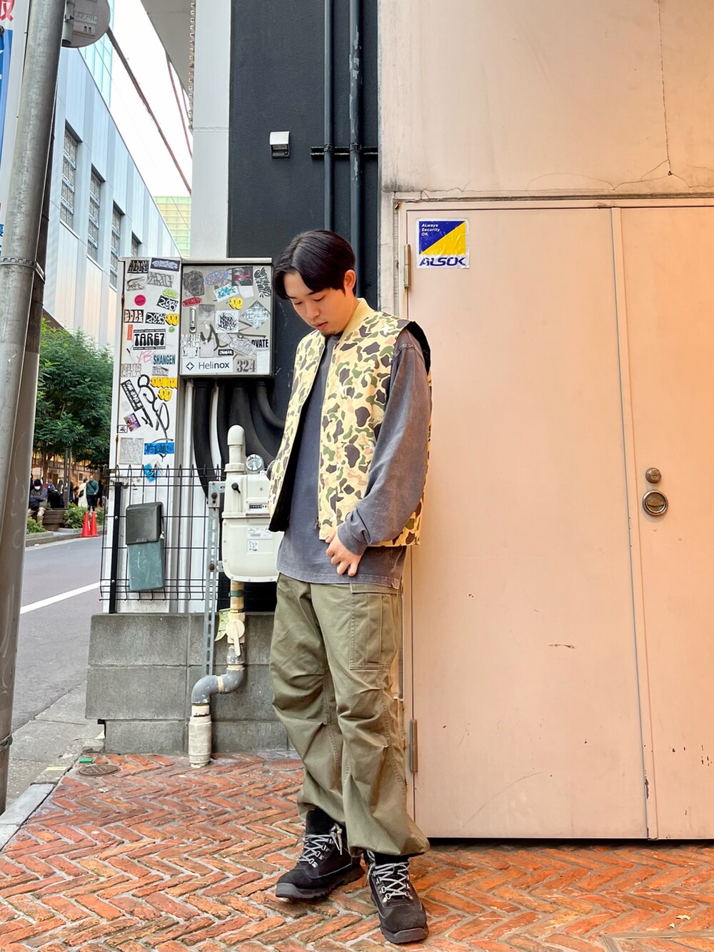 「秋冬コーデ、AVIREX、ミリタリー、ストリート、ベスト、キルティング、リバーシブル、ブーツ、迷彩、オーバーサイズ、ラフ、ラクチンコーデ」｜「AVIREXのREVERSIBLE DUCK CAMO VEST / リバーシブル ダックカモ ベスト / AVIREX / アヴィレックス（ベスト、ブラック系）」を使った、しゅうとさん（メンズ・172cm）の秋コーディネートの2枚目の写真