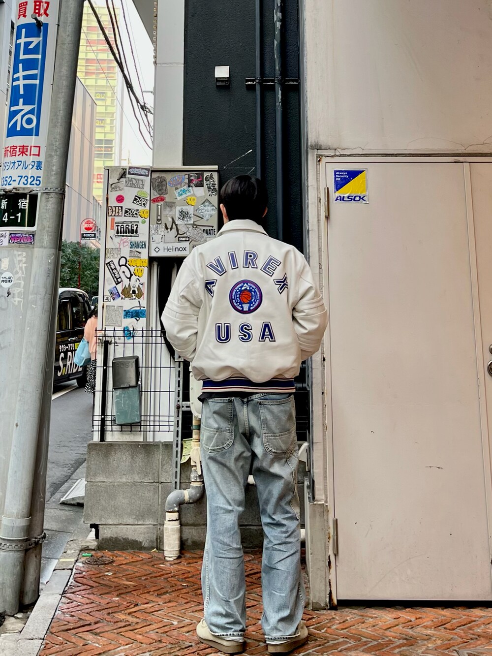 「冬コーデ、冬、AVIREX、ラフ、ラクチンコーデ、ストリート、アメカジ、ミリタリー、NBA、ストリートコーデ、デニム、デニムパンツ」｜「AVIREXの【直営店限定】JAPAN MADE PAINTER PANTS / 日本製 / ペインターパンツ / AVIREX / アヴィレックス（デニムパンツ、その他）」を使った、しゅうとさん（メンズ・172cm）の冬コーディネートの2枚目の写真