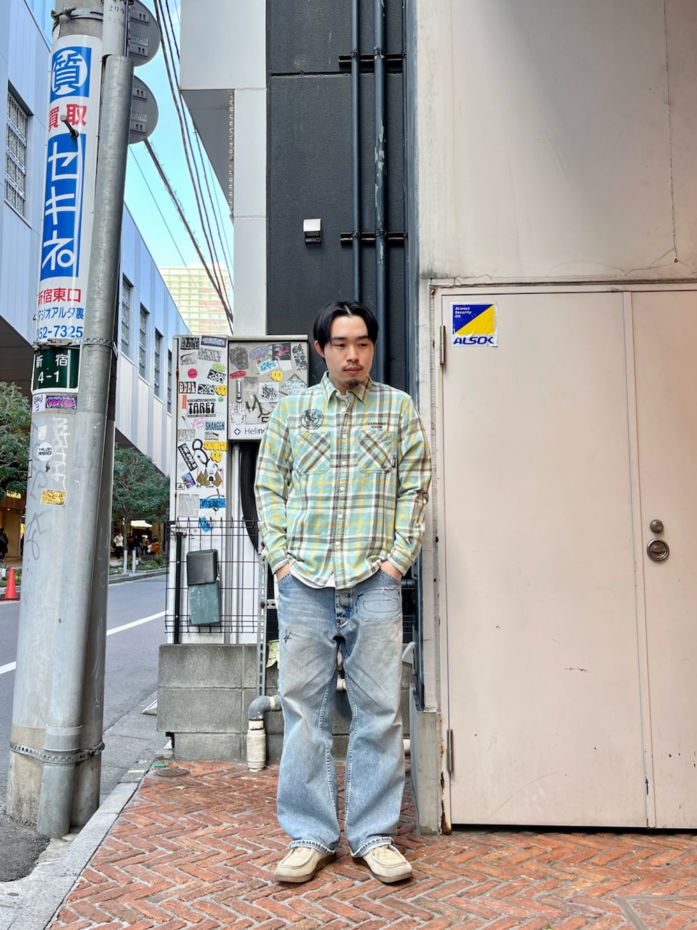 「今日のコーデ、春色、シャツスタイル、シャツ、ラフ、ラクチンコーデ、AVIREX、デニム、デニムパンツ、アメカジ、ミリタリー、春コーデ」｜「AVIREXのFADE CHECK SHIRT "USAFA" / フェイド チェックシャツ / AVIREX / アヴィレックス（シャツ/ブラウス、グリーン系）」を使った、しゅうとさん（メンズ・172cm）の冬コーディネートの2枚目の写真
