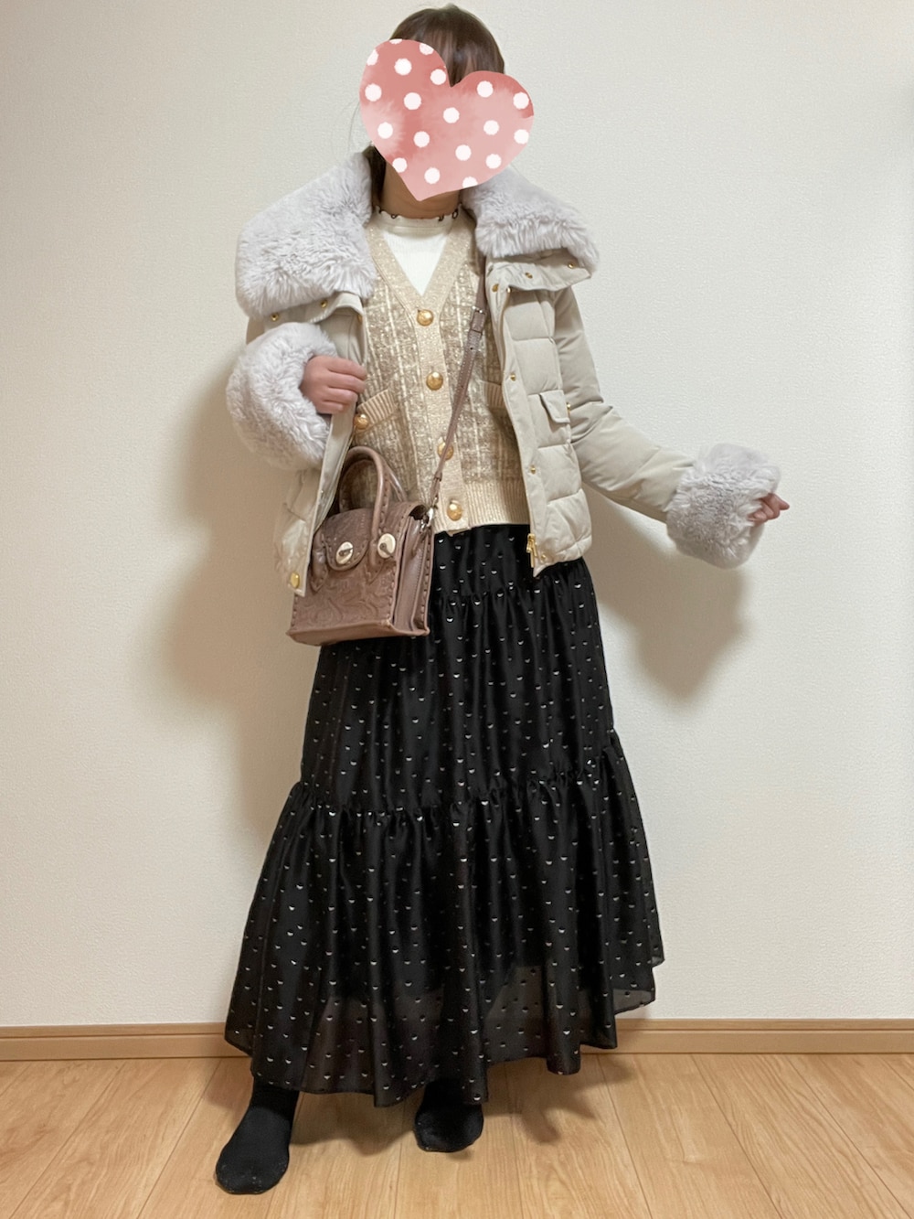 ブラック系のスカート、ベージュ系のカーディガン/ボレロ、グレー系のショルダーバッグを着用したレディースの冬コーディネートの2枚目の写真
