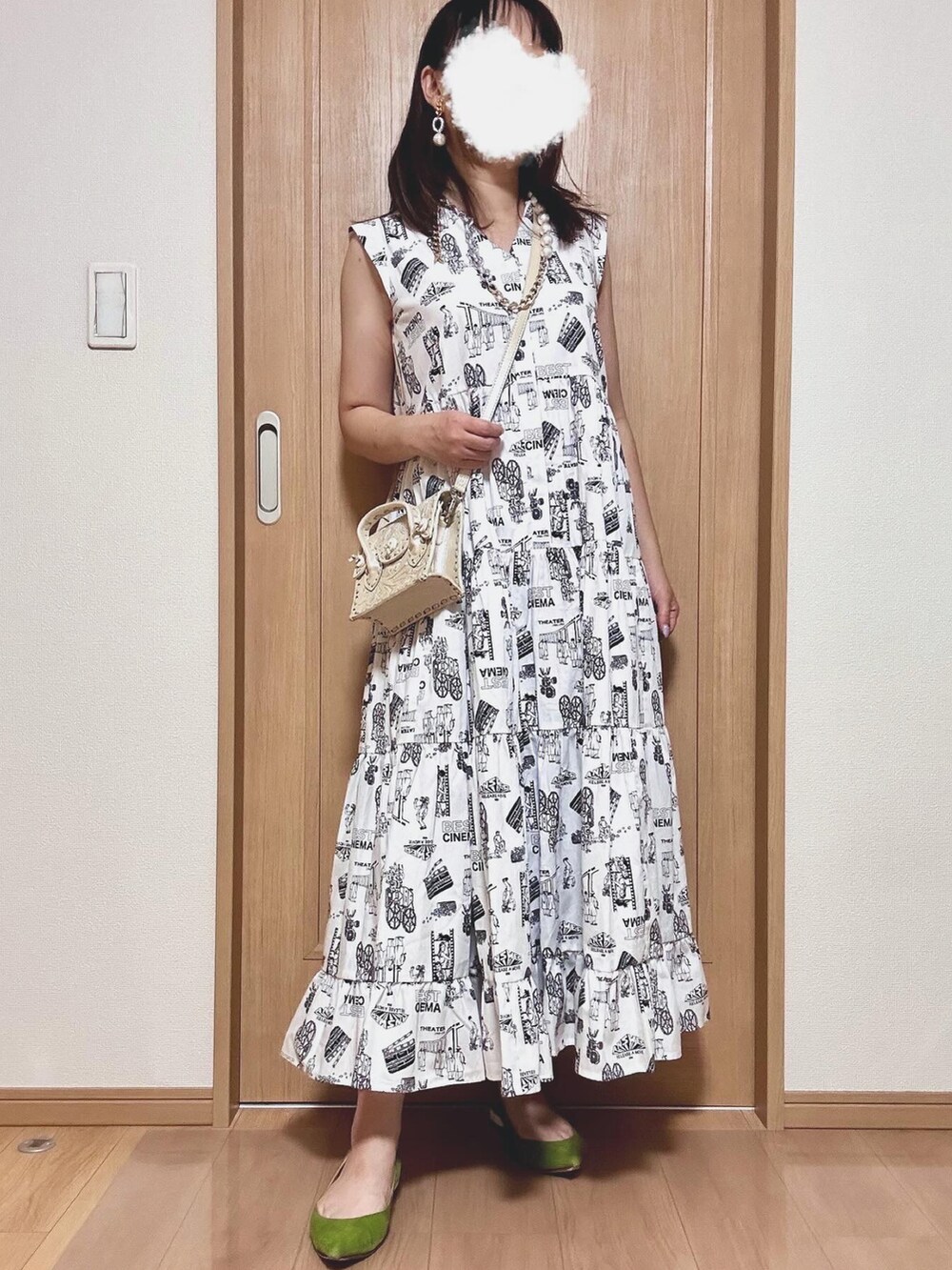 ホワイト系のワンピース/ドレス、グリーン系のパンプス、ホワイト系のショルダーバッグを着用したレディースの夏コーディネートの3枚目の写真