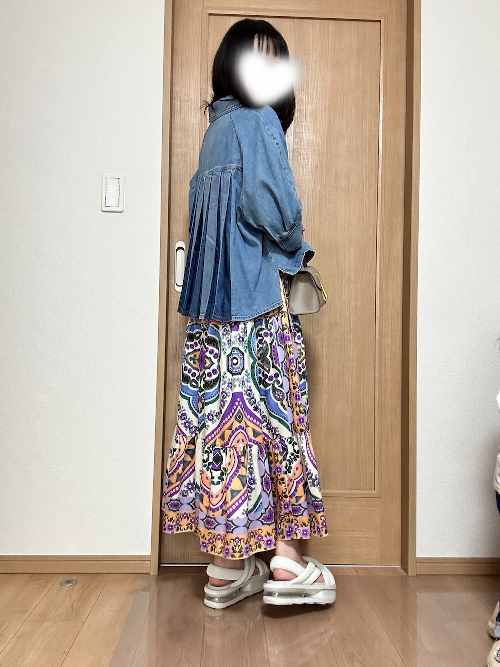 イエロー系のハンドバッグ、オレンジ系のワンピース、ブルー系のシャツ/ブラウスを着用したレディースの春コーディネートの4枚目の写真