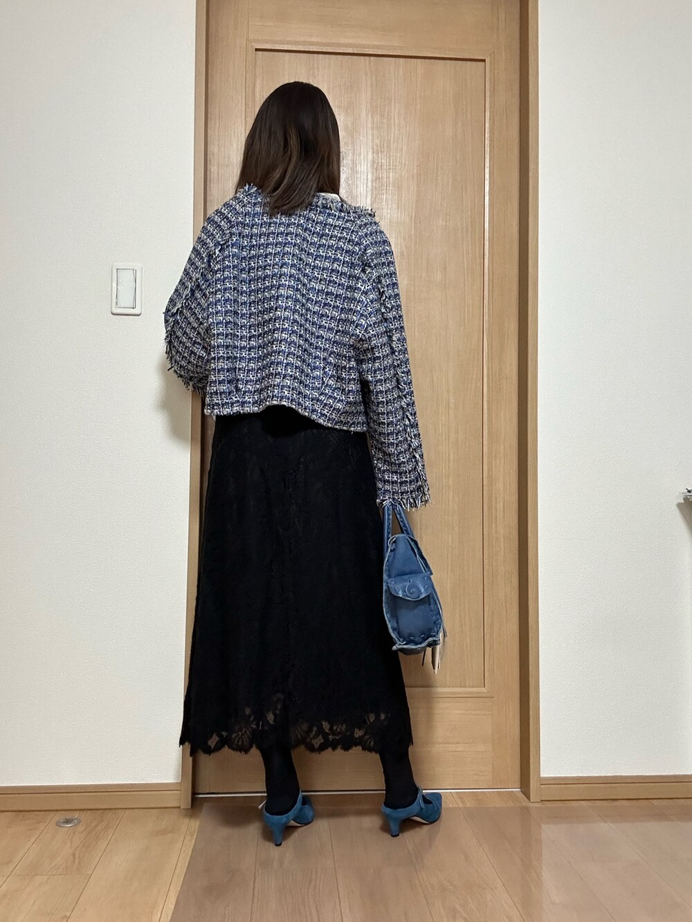 ブルー系のパンプス、ブラック系のワンピース、ブルー系のハンドバッグを着用したレディースの春コーディネートの4枚目の写真