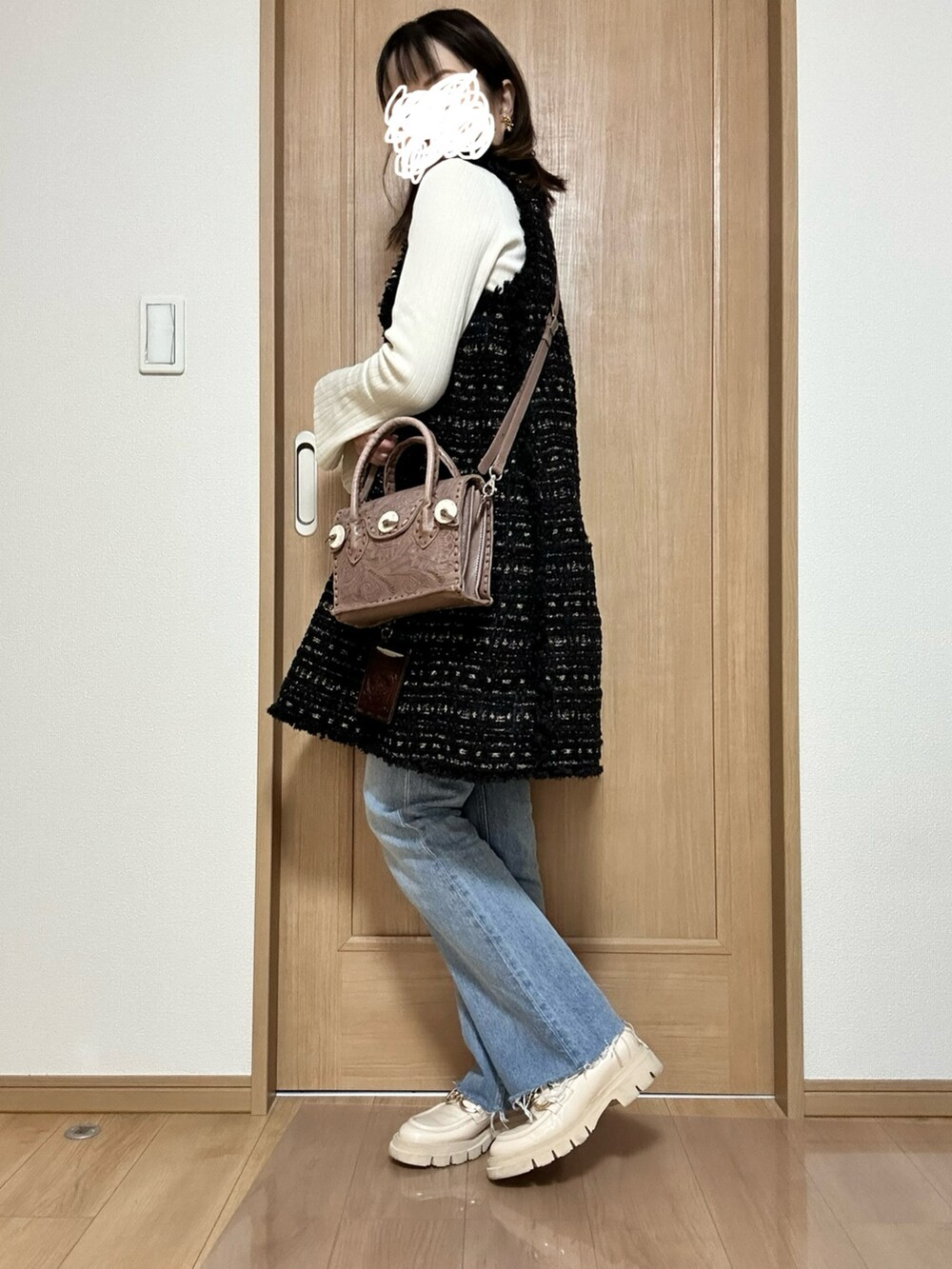 ブラック系のその他パンツ、ブラック系のローファー、グレー系のショルダーバッグを着用したレディースの春コーディネートの4枚目の写真