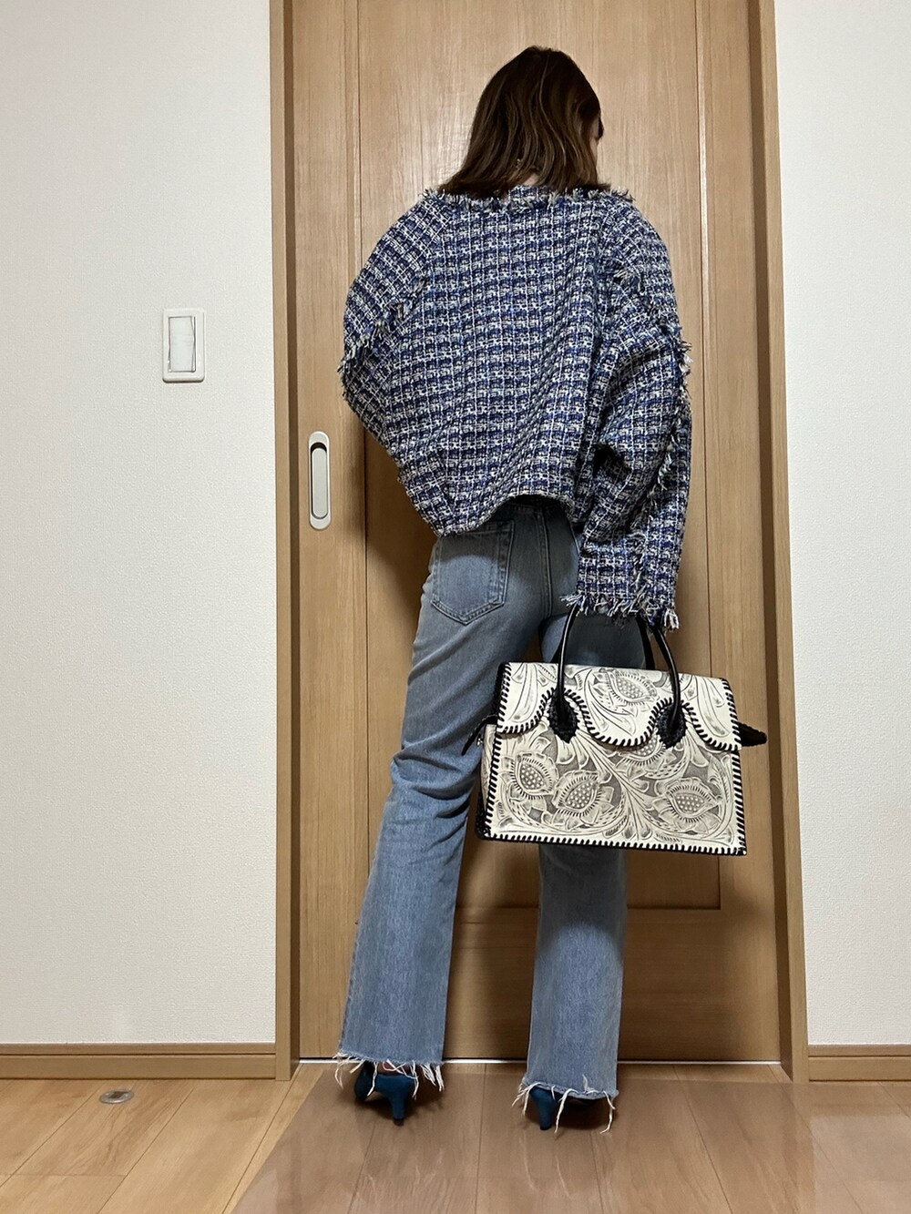 ブラック系のその他パンツ、ブルー系のその他アウター、ブラック系のタンクトップを着用したレディースの春コーディネートの3枚目の写真