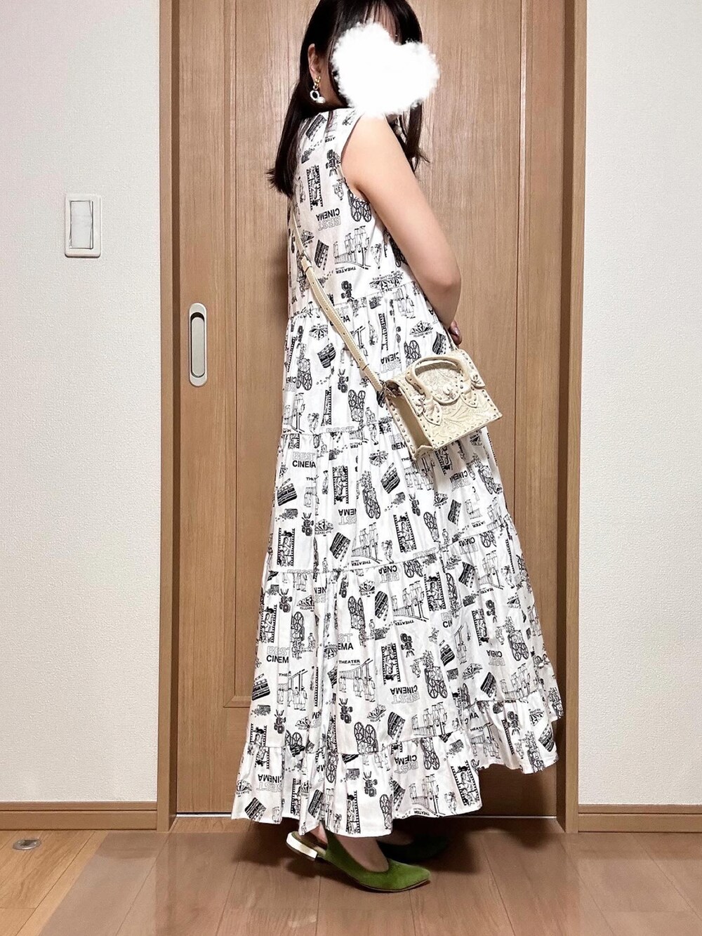 ホワイト系のワンピース/ドレス、グリーン系のパンプス、ホワイト系のショルダーバッグを着用したレディースの夏コーディネートの5枚目の写真