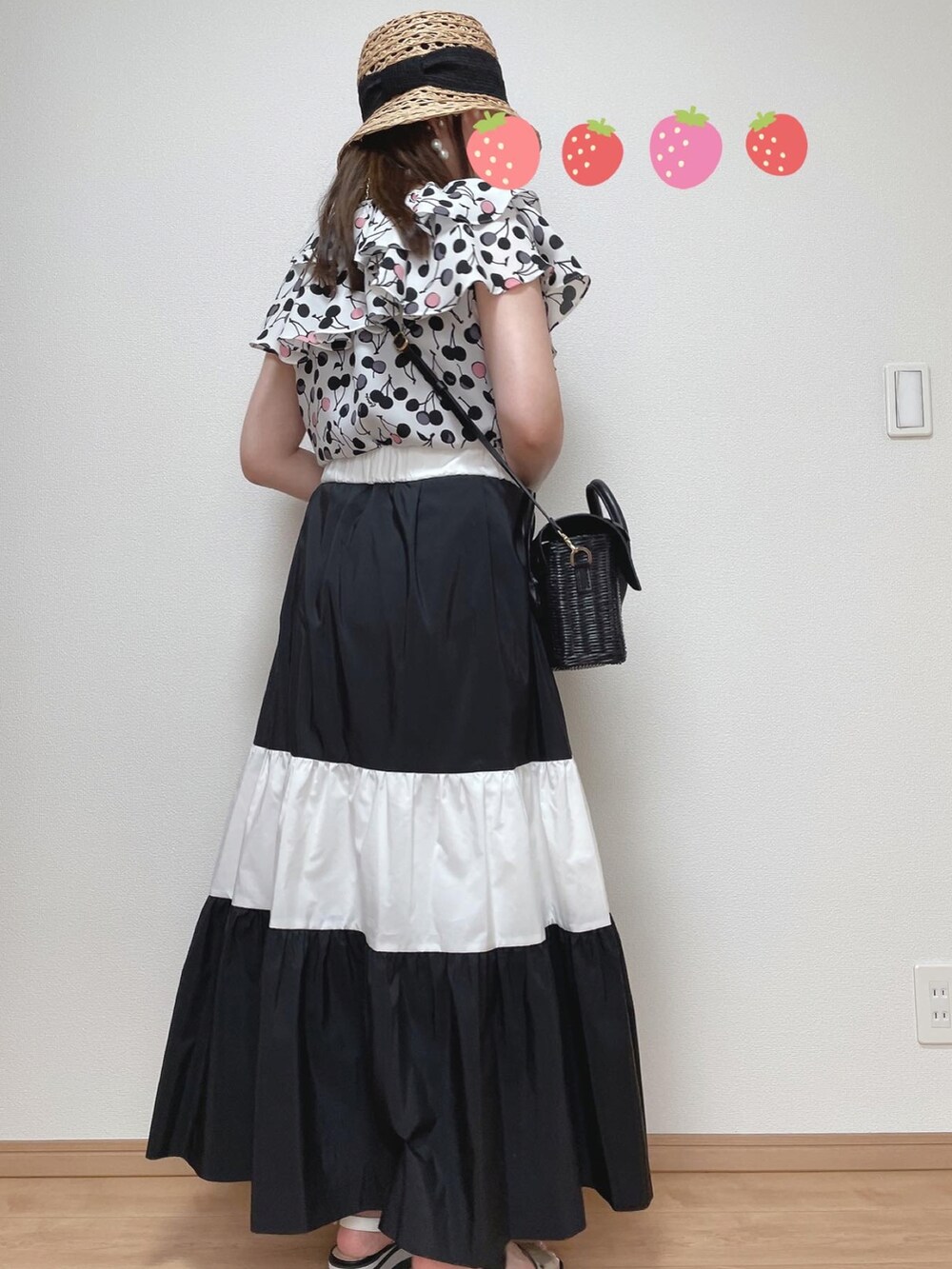 ホワイト系のシャツ/ブラウス、ブラック系のかごバッグ、ブラック系のスカートを着用したレディースの春コーディネートの3枚目の写真