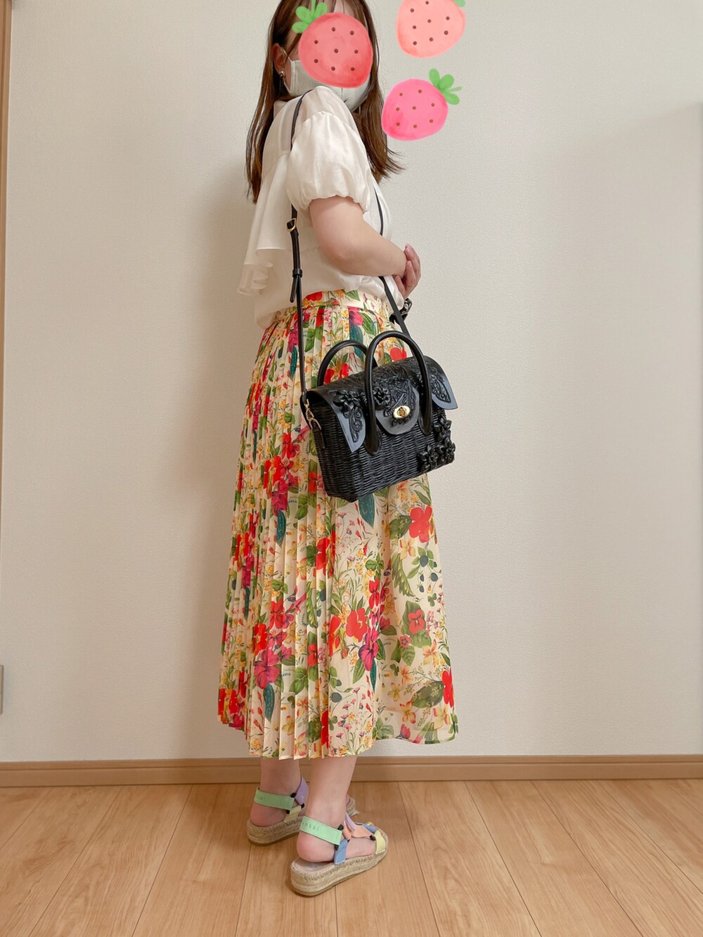 ホワイト系のシャツ/ブラウス、ベージュ系のスカート、ブラック系のかごバッグを着用したレディースの春コーディネートの3枚目の写真