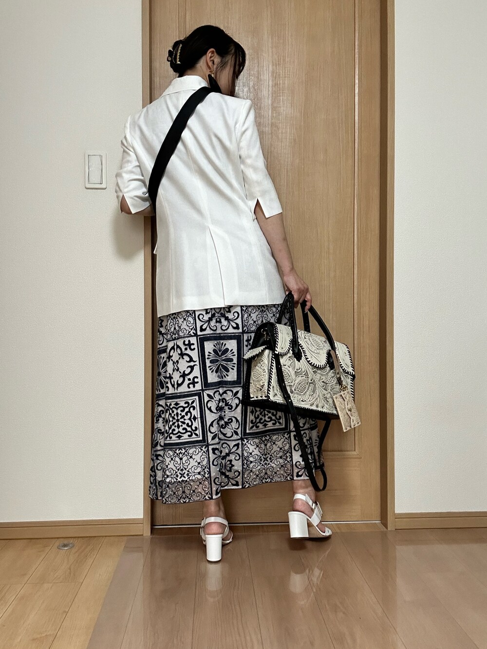 ホワイト系のシューズ、ブルー系のワンピース、ブラック系のバッグを着用したレディースの夏コーディネートの5枚目の写真